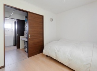 子世帯にも洗面室を設けました。上部には洗濯物干しを設置。両親の提案で同居することに。１階を親世帯、２階を子世帯にし上下階で住み分ける２世帯住宅にリフォーム。増築せずに２世帯を実現。玄関共用の上下階分離で安心と適度な距離の暮らしを実現。施工は土台や柱の一部を残すだけのフルリフォーム。ハイグレードの断熱材やサッシで外気をシャットアウト、さらにエコフィールを導入し、最大の悩みの寒さを解決するとともに、暖房費も節約。施工は住友不動産の新築そっくりさん北海道。