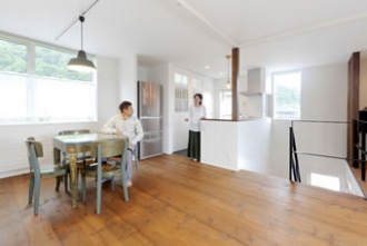 玄関ホールの吹き抜けに面したキッチンは、開放感たっぷり。2階のどこにいても互いの気配がわかり、家族のふれあいが自然に生まれます。