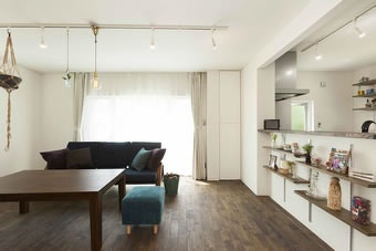 あえてダイニングセットを置かない生活を選択。天井に付けたダクトレールは、好きな照明を好きな場所に必要な数だけ取り付けられる人気の照明設備です。