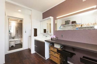 ユーティリティは5.5帖、手際よく物干し作業ができる広さです。スキップフロアに位置し、１階リビングからも2階寝室からも洗濯物が見えません。