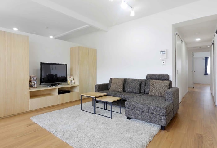 センタークロークで暮らしすっきり。築３１年中古マンションのリノベーション実例をご紹介。「センタークロークで暮らしすっきり」のリフォーム事例です。ソファとダイニングセットはトータルコーディネート、収納力のあるキッチンは並行に置いたダイニングテーブルをカウンターのように使えます。クロークはスライドドアに。アイデアが詰まった家になりました。施工は北王RELIFEリライフ