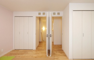 灯りが確認できるガラスブロック。自然素材を取り入れ、利便性を見直した札幌の二世帯リフォームの例。隠れ家風のロフトやダイニングを広くし親・子世帯一緒に食卓を囲めるように。無垢材フローリングやガラスブロックなど素材にもこだわっています。施工は札幌市厚別区のリビングワーク。