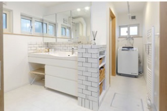 洗面台の横の棚は造作です。構造梁を含む3本の付け梁はシンプルなインテリアにマッチする手持ちの家具とも相性抜群。お子さんの誕生がきっかけで二世帯リフォーム。1階は子世帯、2階は親世帯の理想的な２世帯同居のリフォーム事例です。施工は札幌の三五工務店 35リフォーム。