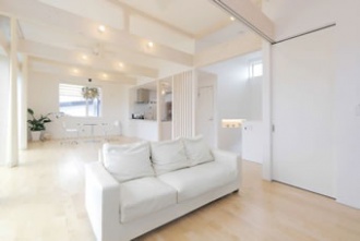 気持ちよく開放されたLDK空間。仕切らず、天井は高く、白で広がり感をさらに高め、窓も大きく切っています。2ソファ右側の扉が4.5帖の収納室。片づくことで、白の空間がさらに引き立って。