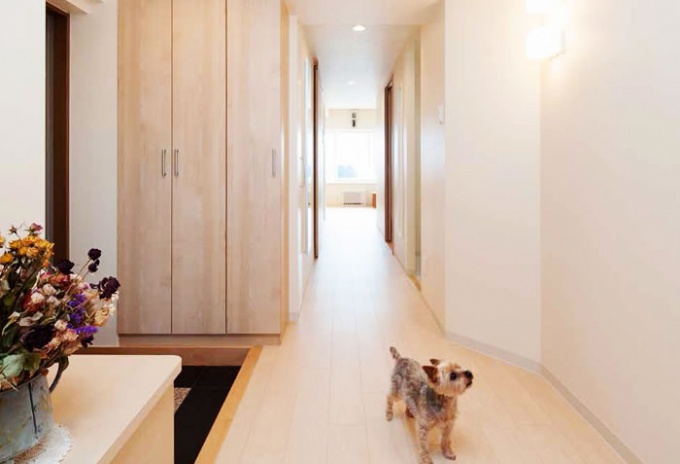 風と光が心地よい暮らしへ。浴室を広くしたい、狭い玄関や古くなったキッチンを改修したい、との要望でマンションリフォーム。大胆な間取り変更。明るさを確保したキッチン、玄関ホールや洗面室、ユーティリティ。愛犬用のシンクを設置。「水回りを大胆に変更 風と光が心地よい暮らしへ」のリフォーム事例です。施工は札幌のSAWAI建築工房