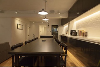 天井の広がり感を保つスポットライト。既存の狭苦しさを一新し、眺望を活かしつつ、構造の一部を表しにしたラフでおしゃれな空間。キッチン壁はタイル、室内の壁や天井などは構造に直接塗装し、無垢材の床、中古ならではの味わい。煙突が要らないエコなバイオエタノール暖炉を採用。既製品を要所に使い、コストダウン。照明はスポットライト。札幌の高級マンションリフォームの実例をご紹介します。「和室をリビングに取り込んで ワイドビューを楽しむ暮らし」のリフォーム事例です。施工はプラスアルファ。