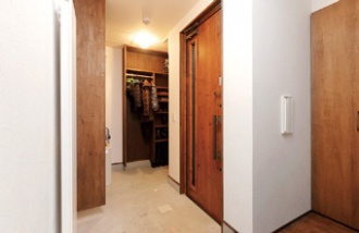 玄関の奥に3.7帖の大型クローク。靴を収納するほか、土間のように使えます。戸建てリフォーム。株式会社三五工務店リフォーム部。