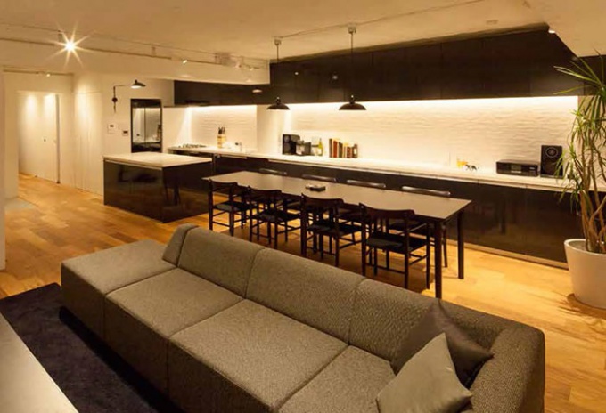 ワイドビューを楽しむ暮らし。既存の狭苦しさを一新し、眺望を活かしつつ、構造の一部を表しにしたラフでおしゃれな空間。キッチン壁はタイル、室内の壁や天井などは構造に直接塗装し、無垢材の床、中古ならではの味わい。煙突が要らないエコなバイオエタノール暖炉を採用。既製品を要所に使い、コストダウン。照明はスポットライト。札幌の高級マンションリフォームの実例をご紹介します。「和室をリビングに取り込んで ワイドビューを楽しむ暮らし」のリフォーム事例です。施工はプラスアルファ。