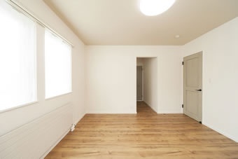 ご夫妻の寝室。旭川の戸建て中古住宅のリノベーション事例。家を持ちたいと新築を考えて3年後にオープンハウスでリノベーションを知る。フレンチ・アンティークをコンセプトにした家に衝撃。新築だったら叶わなかったかもしれない、アウトドアリビングのある暮らし。のぞき窓風の階段の明り取り。ウォークインクローゼットの先にサンルーム。施工は石山工務店