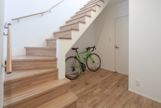 開放感のある階段。傾斜地の地形を利用して建つ、４層からなるスキップフロアの住宅を２世帯住宅にリフォーム。過去のリフォーム部分はそのまま活かし、共有部がまったくない間取りに。１９案のプランが出され、かつての長屋のような住まいに。、同居のほど良い距離感を見つけています。世帯の独立性を尊重したリフォーム事例です。施工は札幌市厚別区のリビングワーク。