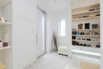 オープンスタイルの収納で開放的な玄関。自分の靴がひと目でわかり、仕切られていない分、土間も広く使えます。