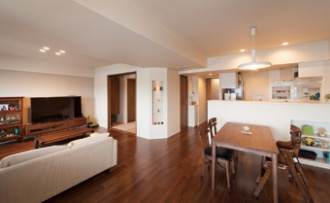 広くゆったり。賃貸では窮屈さを感じてマンションの中古物件を購入しリノベーション。広いリビング・ダイニングを希望。和室を一室つぶして壁に囲われていたキッチンをオープンに。希望のインテリアテイストに合う壁紙やカーテン。工夫を凝らした提案。施工は札幌のSAWAI建築工房