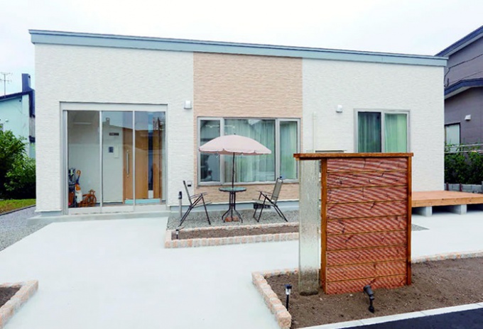 ご主人は庭で愛犬や孫と遊び、奥さまは家庭菜園