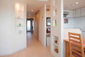 壁の一部を斜めに。浴室を広くしたい、狭い玄関や古くなったキッチンを改修したい、との要望でマンションリフォーム。大胆な間取り変更。明るさを確保したキッチン、玄関ホールや洗面室、ユーティリティ。愛犬用のシンクを設置。「水回りを大胆に変更 風と光が心地よい暮らしへ」のリフォーム事例です。施工は札幌のSAWAI建築工房