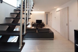 空間のアクセント。理想は地下鉄徒歩圏内の一戸建て。通勤に便利な立地を最優先に探し、築32年の古い木造アパートを一軒家にリノベーションした事例。間取りを全面的に変更。リビングの階段にアルミの手すり。モノトーンでまとめたシックなリビング・キッチン。愛犬と暮らす家。施工は住友不動産新築そっくりさん北海道