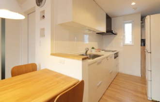 無垢材のフローリング。自然素材を取り入れ、利便性を見直した札幌の二世帯リフォームの例。隠れ家風のロフトやダイニングを広くし親・子世帯一緒に食卓を囲めるように。無垢材フローリングやガラスブロックなど素材にもこだわっています。施工は札幌市厚別区のリビングワーク。