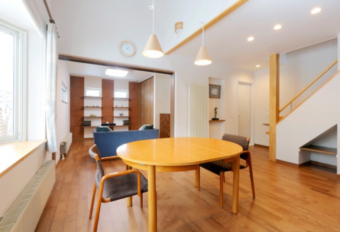 趣味と暮らしを楽しむ住まい。18年経った戸建ての家をリフォームした実例。リフォームに備え資金は貯めていたそう。デザインの良さで依頼先を決定。足の不自由な女性が将来一人で暮らしても大丈夫な家に、バリアフリー住宅。DIY&ミニチュアカーコレクションのアトリエ、声楽家のピアノルーム、ホームシアターを備えたフリールーム。施工は札幌のSAWAI建築工房