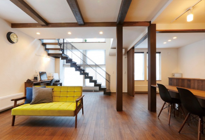 カフェライクな住まい。出窓、階段、化粧梁といった個々の要望をカフェ風に調和させたLDK。戸建てリフォーム。株式会社三五工務店リフォーム部。