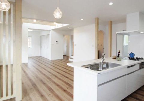 吹き抜けが気持ちいい家。戸建て中古住宅のリノベーション実例をご紹介します。「吹き抜けが気持ちいい家」のリフォーム事例です。リノベーションは費用を抑えながらも、自分たちの希望を盛り込み、性能の高いものを入れられます。耐震・断熱・居住性などで高い性能をクリアした長期優良住宅となり、補助金も受けられて大正解でした。施工は札幌東急リフォーム