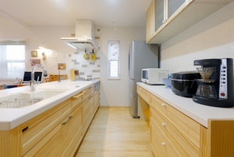 実家の二階を増改築し2世帯住宅にする予定。キッチン、トイレ、お風呂といった水回りの新設を考えて数社から見積もりをとるも魅力的なプランがなく、フルリフォームへと軌道修正。お洒落な家づくりのパートナーは札幌のSAWAI建築工房。洗面化粧台や建具を同じメーカーで揃え本物の木を感じるナチュラルな雰囲気。廊下の小窓、はしごの上の収納などアイデアに溢れた楽しさ満の家が完成。