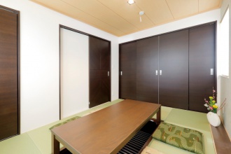 和室。リフォーム、リノベーションの戸建て、一軒家の事例。リフォームの施工事例集、施工店探し、費用の相場、築年数なども掲載、リフォームのイメージづくりができるのでこれからリフォームする方向けの情報満載。古くなってきた家を建て替えせず、リフォーム。家の老朽化で床のきしみや断熱性・気密性の低下で寒さがこたえる冬、屋根の落雪などを新築同様にリフォームして一気に解決。生まれ変わりました。施工は住友不動産新築そっくりさん北海道