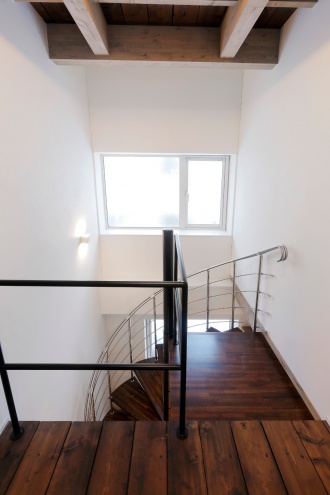 吹き抜け構造にらせん階段を設置。光を遮断しないスケルトンデザインを採用。光の中を昇り降り。遊び心いっぱいのデザイン。株式会社アルティザン建築工房