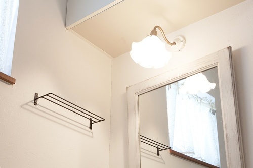 リフォーム、リノベーション戸建て、一軒家の事例を紹介します。子育てが落ち着いて好みのキッチンにリフォーム。木質感を活かしたカントリーテイスト。無垢のキッチンで人気のウッドワンの白いキッチン。フローリングや建具もキッチンと同じ無垢材。リビングから見ても美しく見える、カウンターの立ち上がり部分にタイル。照明や取っ手もこだわりが。リフォームの施工事例集、施工店探し、費用の相場、築年数なども掲載、リフォームのイメージづくりができるのでこれからリフォームする方向けの情報満載です。