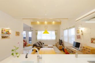 北欧テイストのキッチンカウンター。実家の二階を増改築し2世帯住宅にする予定。キッチン、トイレ、お風呂といった水回りの新設を考えて数社から見積もりをとるも魅力的なプランがなく、フルリフォームへと軌道修正。お洒落な家づくりのパートナーは札幌のSAWAI建築工房。洗面化粧台や建具を同じメーカーで揃え本物の木を感じるナチュラルな雰囲気。廊下の小窓、はしごの上の収納などアイデアに溢れた楽しさ満の家が完成。