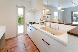 リビング･ダイニングと色調を統一したキッチン。リフォーム、リノベーション戸建て、一軒家の事例を紹介します。リフォームの施工事例集、施工店探し、費用の相場、築年数なども掲載、リフォームのイメージづくりができるのでこれからリフォームする方向けの情報満載です。２世帯住宅を単世帯用に戻すための大規模改修した事例。新築ブランドに近づけたリフォーム。施工は札幌の竹内建設。