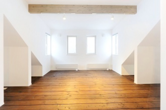 将来の子供部屋。部屋を分けられるように窓も暖房も2つずつ設置。株式会社アルティザン建築工房