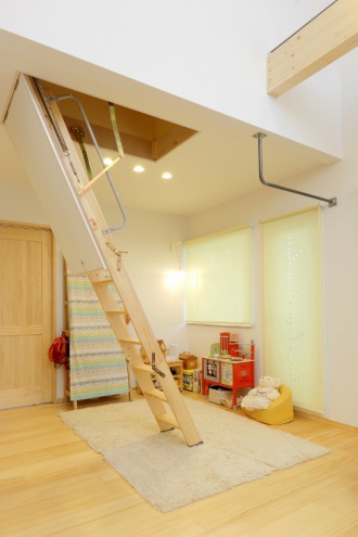 はしご付きフリールーム。実家の二階を増改築し2世帯住宅にする予定。キッチン、トイレ、お風呂といった水回りの新設を考えて数社から見積もりをとるも魅力的なプランがなく、フルリフォームへと軌道修正。お洒落な家づくりのパートナーは札幌のSAWAI建築工房。洗面化粧台や建具を同じメーカーで揃え本物の木を感じるナチュラルな雰囲気。廊下の小窓、はしごの上の収納などアイデアに溢れた楽しさ満の家が完成。