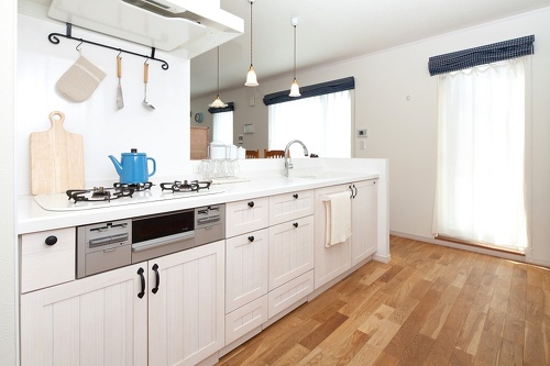 無垢材のキッチン・フローリング。リフォーム、リノベーション戸建て、一軒家の事例を紹介します。子育てが落ち着いて好みのキッチンにリフォーム。木質感を活かしたカントリーテイスト。無垢のキッチンで人気のウッドワンの白いキッチン。フローリングや建具もキッチンと同じ無垢材。リビングから見ても美しく見える、カウンターの立ち上がり部分にタイル。照明や取っ手もこだわりが。リフォームの施工事例集、施工店探し、費用の相場、築年数なども掲載、リフォームのイメージづくりができるのでこれからリフォームする方向けの情報満載です。