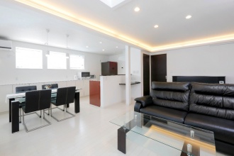 リフォーム、リノベーションの戸建て、一軒家の事例。リフォームの施工事例集、施工店探し、費用の相場、築年数なども掲載、リフォームのイメージづくりができるのでこれからリフォームする方向けの情報満載。古くなってきた家を建て替えせず、リフォーム。家の老朽化で床のきしみや断熱性・気密性の低下で寒さがこたえる冬、屋根の落雪などを新築同様にリフォームして一気に解決。生まれ変わりました。施工は住友不動産新築そっくりさん北海道