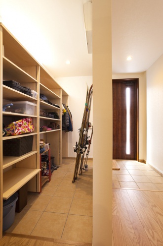 札幌市のリフォーム、リノベーション戸建て、一軒家の事例を紹介。子どもが生まれマイホーム。リノベーションした住宅を見学して進めました。物件探しに1年かかりました。キッチンは壁付けから対面型、造作扉。吹き抜けにファミリールーム。オープンで開放的なマイホームが完成。土間仕上げツーウェイのシューズクローク。玄関ホールにスロップシンク。梁や柱にハンモック。施工はアルティザン建築工房