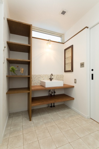 照明と水栓金具が印象的なユーティリティ。リフォーム、リノベーション戸建て、一軒家の事例を紹介します。リフォームの施工事例集、施工店探し、費用の相場、築年数なども掲載、リフォームのイメージづくりができるのでこれからリフォームする方向けの情報満載です。２世帯住宅を単世帯用に戻すための大規模改修した事例。新築ブランドに近づけたリフォーム。施工は札幌の竹内建設。