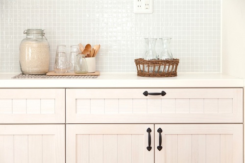 リフォーム、リノベーション戸建て、一軒家の事例を紹介します。子育てが落ち着いて好みのキッチンにリフォーム。木質感を活かしたカントリーテイスト。無垢のキッチンで人気のウッドワンの白いキッチン。フローリングや建具もキッチンと同じ無垢材。リビングから見ても美しく見える、カウンターの立ち上がり部分にタイル。照明や取っ手もこだわりが。リフォームの施工事例集、施工店探し、費用の相場、築年数なども掲載、リフォームのイメージづくりができるのでこれからリフォームする方向けの情報満載です。