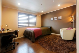 大人っぽい子供部屋。リフォーム、リノベーションの戸建て、一軒家の事例。リフォームの施工事例集、施工店探し、費用の相場、築年数なども掲載、リフォームのイメージづくりができるのでこれからリフォームする方向けの情報満載。古くなってきた家を建て替えせず、リフォーム。家の老朽化で床のきしみや断熱性・気密性の低下で寒さがこたえる冬、屋根の落雪などを新築同様にリフォームして一気に解決。生まれ変わりました。施工は住友不動産新築そっくりさん北海道