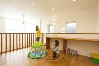 札幌市のリフォーム、リノベーション戸建て、一軒家の事例を紹介。子どもが生まれマイホーム。リノベーションした住宅を見学して進めました。物件探しに1年かかりました。キッチンは壁付けから対面型、造作扉。吹き抜けにファミリールーム。オープンで開放的なマイホームが完成。土間仕上げツーウェイのシューズクローク。玄関ホールにスロップシンク。梁や柱にハンモック。施工はアルティザン建築工房