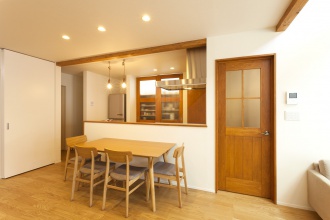 札幌市のリフォーム、リノベーション戸建て、一軒家の事例を紹介。子どもが生まれマイホーム。リノベーションした住宅を見学して進めました。物件探しに1年かかりました。キッチンは壁付けから対面型、造作扉。吹き抜けにファミリールーム。オープンで開放的なマイホームが完成。土間仕上げツーウェイのシューズクローク。玄関ホールにスロップシンク。梁や柱にハンモック。施工はアルティザン建築工房