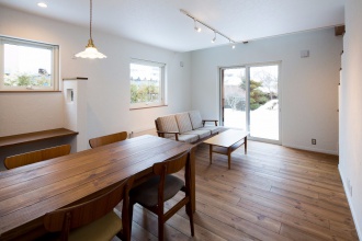 リビングは西に掃き出し窓、南に腰高窓。リフォーム、リノベーション戸建て、一軒家の事例を紹介します。リフォームの施工事例集、施工店探し、費用の相場、築年数なども掲載、リフォームのイメージづくりができるのでこれからリフォームする方向けの情報満載です。２世帯住宅を単世帯用に戻すための大規模改修した事例。新築ブランドに近づけたリフォーム。施工は札幌の竹内建設。