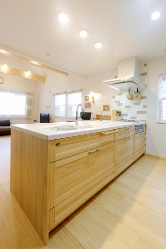 木のキッチン。実家の二階を増改築し2世帯住宅にする予定。キッチン、トイレ、お風呂といった水回りの新設を考えて数社から見積もりをとるも魅力的なプランがなく、フルリフォームへと軌道修正。お洒落な家づくりのパートナーは札幌のSAWAI建築工房。洗面化粧台や建具を同じメーカーで揃え本物の木を感じるナチュラルな雰囲気。廊下の小窓、はしごの上の収納などアイデアに溢れた楽しさ満の家が完成。