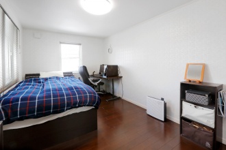 ２面採光の子供部屋。リフォーム、リノベーションの戸建て、一軒家の事例。リフォームの施工事例集、施工店探し、費用の相場、築年数なども掲載、リフォームのイメージづくりができるのでこれからリフォームする方向けの情報満載。古くなってきた家を建て替えせず、リフォーム。家の老朽化で床のきしみや断熱性・気密性の低下で寒さがこたえる冬、屋根の落雪などを新築同様にリフォームして一気に解決。生まれ変わりました。施工は住友不動産新築そっくりさん北海道