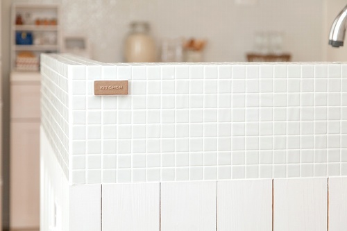 オフホワイトのタイル。リフォーム、リノベーション戸建て、一軒家の事例を紹介します。子育てが落ち着いて好みのキッチンにリフォーム。木質感を活かしたカントリーテイスト。無垢のキッチンで人気のウッドワンの白いキッチン。フローリングや建具もキッチンと同じ無垢材。リビングから見ても美しく見える、カウンターの立ち上がり部分にタイル。照明や取っ手もこだわりが。リフォームの施工事例集、施工店探し、費用の相場、築年数なども掲載、リフォームのイメージづくりができるのでこれからリフォームする方向けの情報満載です。