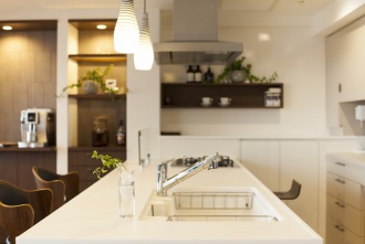 キッチン横の造作棚にエコカットのタイルを。手作り風のペンダントライトは奥さまのセレクト。カフェのような設えが素敵です。シックで大人なマンションリフォーム事例を紹介します。リフォームの施工事例集、施工店探し、費用の相場、築年数なども掲載、リフォームのイメージづくりができるのでこれからリフォームする方向けの情報満載です。キッチンをオープンスタイルにしたことで一体感が生まれたLDKやシックなインテリアや内装のセンスがいい。中古マンションがここまで変わるの！？と周りも驚きです。施工は札幌のSAWAI建築工房。