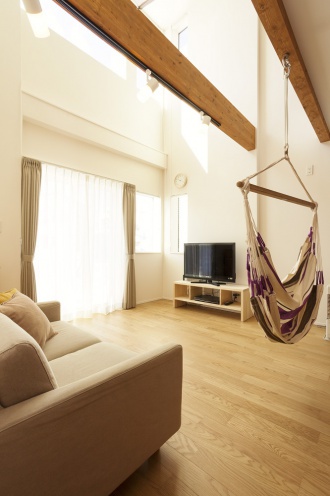 札幌市のリフォーム、リノベーション戸建て、一軒家の事例を紹介。子どもが生まれマイホーム。リノベーションした住宅を見学して進めました。物件探しに1年かかりました。キッチンは壁付けから対面型、造作扉。吹き抜けにファミリールーム。オープンで開放的なマイホームが完成。土間仕上げツーウェイのシューズクローク。玄関ホールにスロップシンク。梁や柱にハンモック。施工はアルティザン建築工房