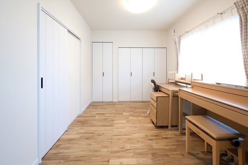 和室を洋室に。中古リホーム、リノベーション戸建て、一軒家の事例を紹介します。８年前セミオーダーで新築した家は、ダークブラウン系のモダンなデザイン。不満を感じ、自分が好きな手作り家具やナチュラル系のアイテムを置くためリフォーム。玄関ホールはナラ無垢材のフローリング。家具や味わいのある照明ともピッタリ。キッチンの見せる収納。チェッカーガラス。カフェのような家が完成。施工は札幌のアシスト企画。リフォームの施工事例集、施工店探し、費用の相場、築年数なども掲載、リフォームのイメージづくりができるのでこれからリフォー