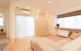 質感のあるアクセントウオール。札幌の高断熱・高気密化のリノベーションにより長期優良住宅先導モデルとして認められた、住宅の外気温に左右されない安定した室内環境を体感できるモデルハウス。パイン材の床に塗り壁とエコカラットの質感のあるアクセントウオール。アールデザインの玄関土間。市松に敷かれた琉球畳がおしゃれな和室。下は大容量の収納。レンジ横や出入り口の柱などにはアクセントにタイルを部分張り。施工はリビングワーク。