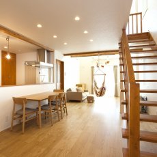 札幌市のリフォーム、リノベーション戸建て、一軒家の事例を紹介。子どもが生まれマイホーム。リノベーションした住宅を見学して進めました。物件探しに1年かかりました。キッチンは壁付けから対面型、造作扉。吹き抜けにファミリールーム。オープンで開放的なマイホームが完成。土間仕上げツーウェイのシューズクローク。玄関ホールにスロップシンク。梁や柱にハンモック。施工はアルティザン建築工房