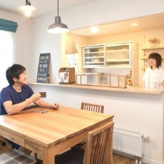 カフェ風インテリア。中古リホーム、リノベーション戸建て、一軒家の事例を紹介します。８年前セミオーダーで新築した家は、ダークブラウン系のモダンなデザイン。不満を感じ、自分が好きな手作り家具やナチュラル系のアイテムを置くためリフォーム。玄関ホールはナラ無垢材のフローリング。家具や味わいのある照明ともピッタリ。キッチンの見せる収納。チェッカーガラス。カフェのような家が完成。施工は札幌のアシスト企画。リフォームの施工事例集、施工店探し、費用の相場、築年数なども掲載、リフォームのイメージづくりができるのでこれからリ