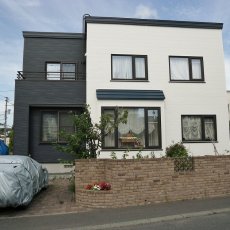 外壁の傷みが気になり築18年の家をメンテナンス。防水性に優れ、凍害に強い金属サイディング。色あせが少ないフッ素焼付塗装。将来のメンテナンス費用を軽減できることがメリット。戸建てリフォームの実例